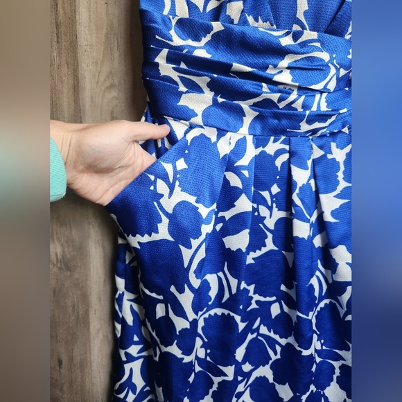 David's Bridal Slim Charmeuse Print Dress with Ruched Waist Royal Blue/ White 10 - Picture 4 of 6